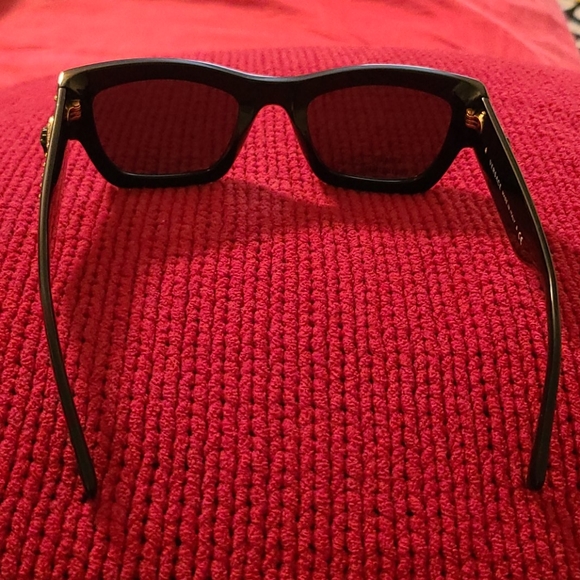 Versace - Picture 3 of 10